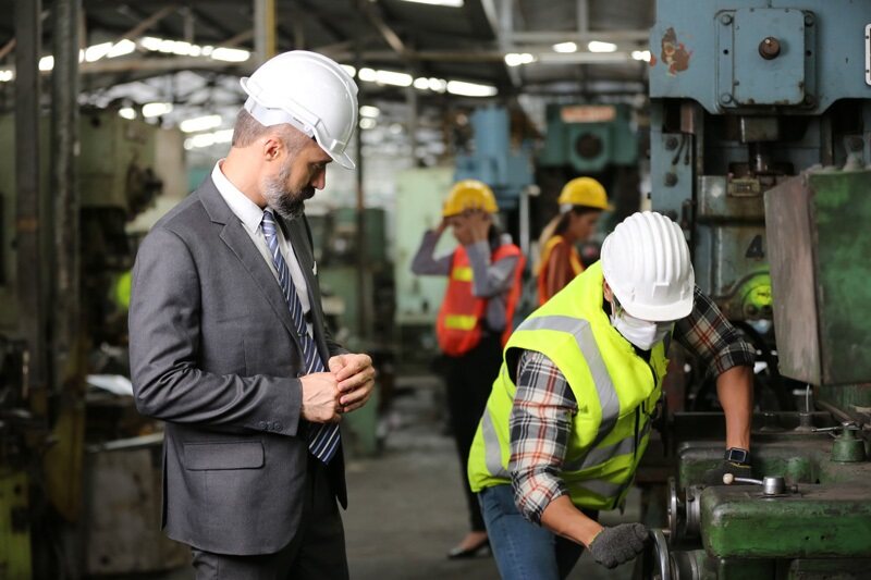manager auditing a laborer